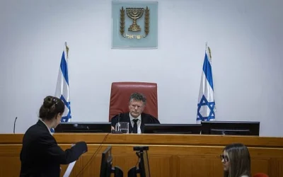 وصول رئيس المحكمة العليا إسحاق عميت لحضور جلسة استماع في محكمة العدل العليا في القدس، في 23 ديسمبر 2025. (Chaim Goldberg/Flash90)