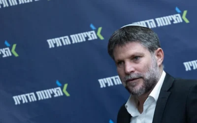 يتحدث وزير المالية بتسلئيل سموتريتش قبل اجتماع كتلة الصهيونية الدينية في الكنيست بالقدس، في 29 ديسمبر/كانون الأول 2025. (Yonatan Sindel/Flash90)
