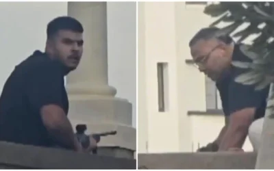 (يسار) نفيد أكرم، 24 عامًا، ووالده ساجد، 50 عامًا (يمين) في صور مأخوذة من فيديو حصلت عليه سكاي نيوز يظهر هجومهما المميت على فعالية عيد الأنوار (حانوكا) في شاطئ بوندي في سيدني في 14 ديسمبر 2025 (Screen grab/Sky News)