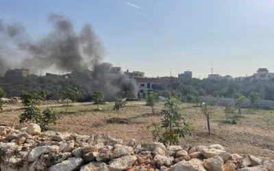 فلسطينيون يحرقون نفايات إلكترونية بشكل غير قانوني بالقرب من قرية عزون في محافظة قلقيلية شمال الضفة الغربية، 24 نوفمبر/تشرين الثاني 2025. (Sue Surkes/Times of Israel)