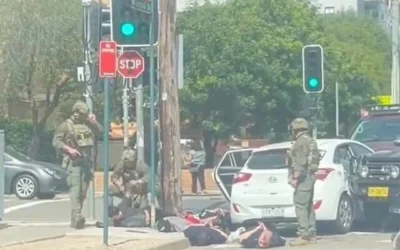 اعترض ضباط الشرطة سيارتين تقلان سبعة رجال متجهين نحو شاطئ بوندي في سيدني، واحتجزوا الركاب للاشتباه في تخطيطهم لتنفيذ "عمل عنيف" في 18 ديسمبر 2025. (Screenshot: X, used in accordance with Clause 27a of the Copyright Law)