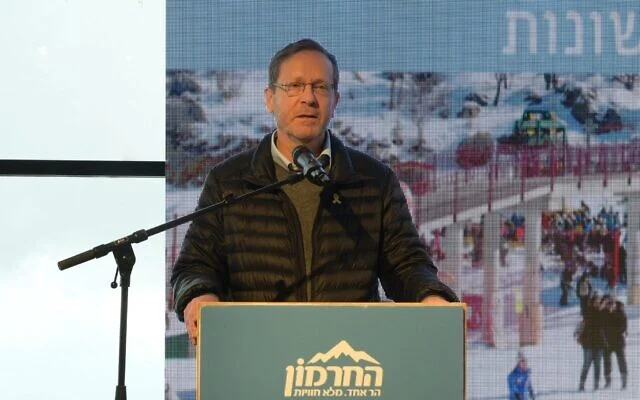 الرئيس إسحاق هرتسوغ يتحدث خلال فعالية على جبل الشيخ في شمال إسرائيل، 1 ديسمبر 2025. (Amos Ben-Gershom/GPO) الرئيس إسحاق هرتسوغ يتحدث خلال فعالية على جبل الشيخ في شمال إسرائيل، 1 ديسمبر 2025. (Amos Ben-Gershom/GPO)