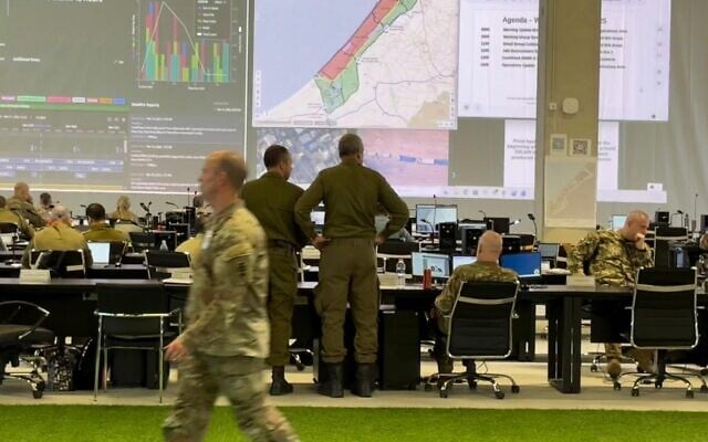 ضباط ومدنيون من الولايات المتحدة وإسرائيل وحوالي 20 دولة أخرى يعملون في مركز التنسيق المدني-العسكري في كريات غات، إسرائيل، 19 نوفمبر 2025. (Lazar Berman/The Times of Israel)