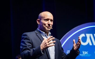 رئيس الوزراء الإسرائيلي الأسبق نفتالي بينيت يتحدث في أسبوع الإنترنت السنوي بجامعة تل أبيب في 9 ديسمبر 2025. (Avshalom Sassoni/Flash90)
