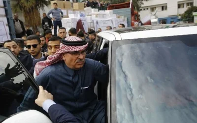 يغادر المبعوث القطري محمد العمادي مؤتمراً صحفياً في مستشفى دار الشفاء بمدينة غزة، في 19 فبراير/شباط 2018. (AFP/Mohammed Abed)