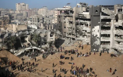فلسطينيون يتفقدون الأضرار المحيطة بمستشفى الشفاء في غزة بعد انسحاب الجيش الإسرائيلي من المجمع الذي يضم المستشفى عقب أسبوعين من القتال ضد الجماعات الفلسطينية هناك، في 1 أبريل 2024 (AFP).