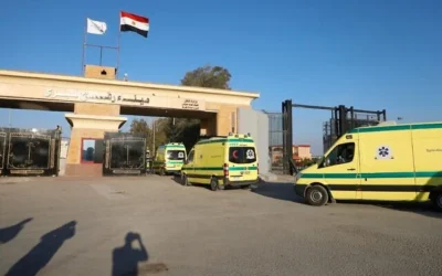 تعبر سيارات إسعاف مصرية معبر رفح الحدودي باتجاه غزة في الأول من فبراير/شباط 2025، لنقل مرضى فلسطينيين من القطاع.  (Kerolos Salah/AFP)