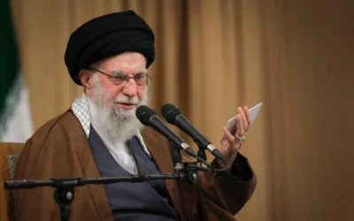 المرشد الأعلى لإيران آية الله علي خامنئي يخاطب اجتماعًا مع الطلاب في طهران، 3 نوفمبر/تشرين الثاني 2025. (Photo by KHAMENEI.IR / AFP)