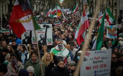 متظاهرون يسيرون في أحد شوارع باريس في 11 يناير/كانون الثاني 2026، خلال مظاهرة لدعم الاحتجاجات الجماهيرية في إيران ضد النظام الحاكم هناك. (Kiran RIDLEY / AFP)