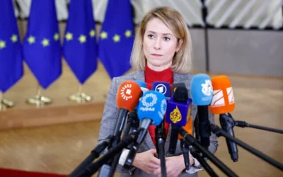 كايا كالاس، الممثلة العليا للاتحاد الأوروبي ونائبة رئيس المفوضية للشؤون الخارجية والسياسة الأمنية، تتحدث إلى الصحفيين لدى وصولها لحضور اجتماع مجلس الشؤون الخارجية للاتحاد الأوروبي في مقر الاتحاد ببروكسل، 29 يناير 2026.  (SIMON WOHLFAHRT / AFP)