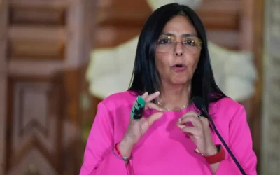 تحدثت نائبة الرئيس الفنزويلي ديلسي رودريغيز إلى الصحافة في وزارة الخارجية في كاراكاس، فنزويلا، في 11 أغسطس 2025. (AP/Ariana Cubillos)