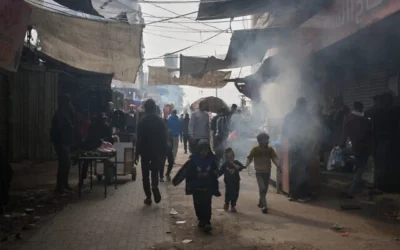 فلسطينيون يسيرون في سوق شعبي حيث تُعرض الفواكه والخضراوات للبيع في مدينة غزة في 19 ديسمبر 2025. (AP Photo/Abdel Kareem Hana)