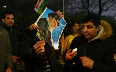 أضرم محتجون النار في صورة آية الله علي خامنئي خارج السفارة الإيرانية في لندن، يوم الاثنين 12 يناير 2026. (AP Photo/Alastair Grant)