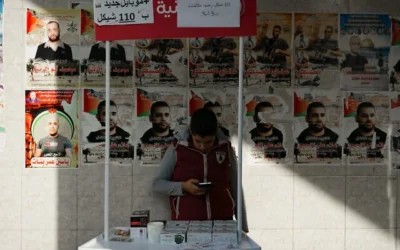 صورة توضيحية: بائع يعرض عقود هواتف محمولة من كشك في أحد شوارع نابلس بالضفة الغربية في 15 نوفمبر 2016. (Sebi Berens/Flash90)
