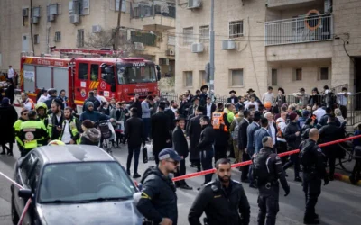 تعمل قوات الإنقاذ والأمن في موقع حادثة سقوط ضحايا جماعية في دار رعاية نهارية غير مرخصة في حي روميما ذي الأغلبية الحريدية في القدس، في 19 يناير 2026 (Chaim Goldberg/Flash90)