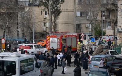 تعمل قوات الإنقاذ والأمن في موقع حادثة سقوط ضحايا جماعية في دار رعاية أطفال غير قانونية في حي روميما ذي الأغلبية الحريدية في القدس، في 19 يناير 2026. (Goldberg/Flash90)