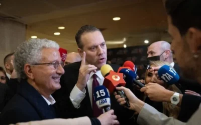وصل وزير الثقافة والرياضة ميكي زوهر إلى حفل توزيع جوائز الفيلم الإسرائيلي في القدس، 30 ديسمبر 2025. (Yonatan Sindel/Flash90)