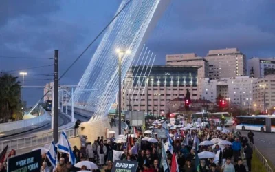 شارك ناشطون في مجال التجنيد العسكري وعائلات ثكلى وسياسيون في مسيرة لدعم تجنيد اليهود الأرثوذكس المتشددين في الجيش الإسرائيلي، من مدخل القدس إلى الكنيست، في 15 يناير 2026. Chaim Goldberg/Flash90)