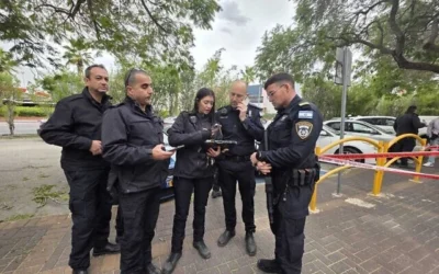 ضباط شرطة في موقع حادثة إضرام النار في زميلهم في محطة وقود في كريات بياليك، شمال إسرائيل، في 22 يناير 2026. (Israel Police)