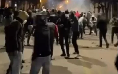 يُظهر مقطع فيديو على ما يبدو متظاهرين مناهضين للنظام يواجهون قوات الأمن في همدان، إيران، في 1 يناير 2025.  (X screenshot: used in accordance with Clause 27a of the Copyright Law)