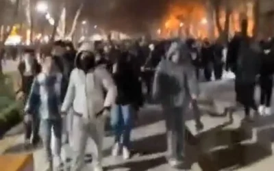 يُظهر مقطع فيديو على ما يبدو متظاهرين مناهضين للنظام يسيرون في أصفهان، إيران، في 1 يناير 2025. (X screenshot: used in accordance with Clause 27a of the Copyright Law)