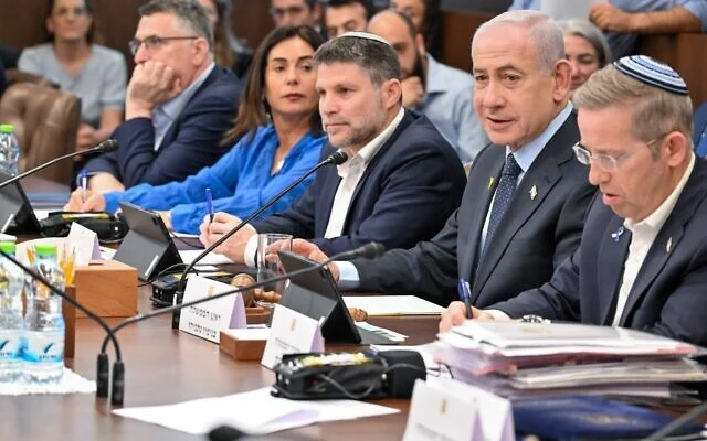 أعضاء الحكومة يناقشون ميزانية عام 2026، 5 ديسمبر 2025. (Kobi Gideon/GPO) أعضاء الحكومة يناقشون ميزانية عام 2026، 5 ديسمبر 2025. (Kobi Gideon/GPO)