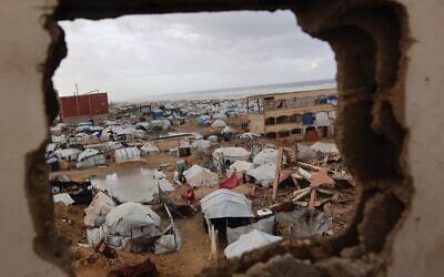 صورة تظهر خياماً تؤوي عائلات فلسطينية نازحة أقيمت على طول شاطئ مدينة غزة، بينما تهب رياح شتوية قوية على القطاع الفلسطيني في 13 يناير 2026. (Omar AL-QATTAA / AFP)