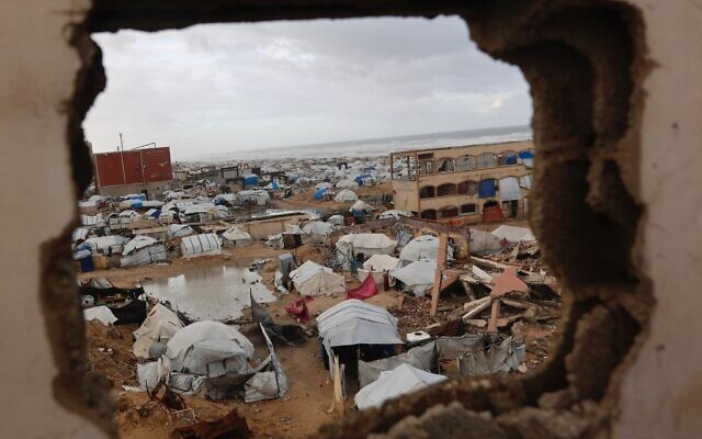 صورة تظهر خياماً تؤوي عائلات فلسطينية نازحة أقيمت على طول شاطئ مدينة غزة، بينما تهب رياح شتوية قوية على القطاع الفلسطيني في 13 يناير 2026. (Omar AL-QATTAA / AFP)