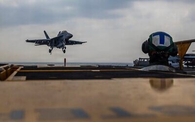 طائرة من طراز F/A-18E Super Hornet، تابعة لسرب المقاتلات الهجومية (VFA) 151، تستعد للإقلاع من على متن حاملة الطائرات "يو إس إس أبراهام لينكولن" من فئة نيمتز، بتاريخ 22 يناير 2026، وذلك أثناء تواجدها في منطقة عمليات المحيطين الهندي والهادئ.  (U.S. Navy photo/Mass Communication Specialist Seaman Daniel Kimmelman)