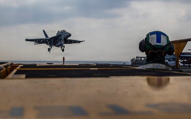 طائرة من طراز F/A-18E Super Hornet، تابعة لسرب المقاتلات الهجومية (VFA) 151، تستعد للإقلاع من على متن حاملة الطائرات "يو إس إس أبراهام لينكولن" من فئة نيمتز، بتاريخ 22 يناير 2026، وذلك أثناء تواجدها في منطقة عمليات المحيطين الهندي والهادئ.  (U.S. Navy photo/Mass Communication Specialist Seaman Daniel Kimmelman)
