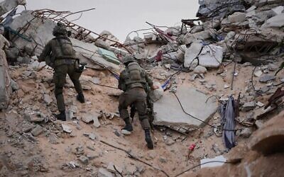 جنود إسرائيليون يتسلقون الأنقاض بجوار مدخل نفق في رفح، قطاع غزة، 8 ديسمبر 2025. (AP Photo/Sam Mednick)
