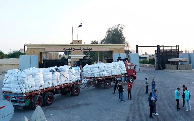 شاحنة محملة بالمساعدات الإنسانية تعبر البوابة المصرية لمعبر رفح، متجهة للتفتيش من قبل السلطات الإسرائيلية قبل دخولها غزة، 20 أكتوبر 2025. (AP/Mohamed Arafat)