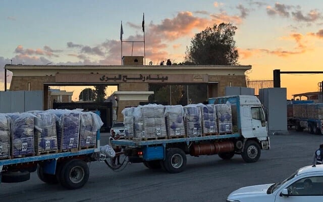 شاحنات محملة بالمساعدات الإنسانية على الجانب المصري من معبر رفح الحدودي تنتظر عبورها إلى قطاع غزة، في وقت مبكر من يوم 15 أكتوبر 2025. (AFP) شاحنات محملة بالمساعدات الإنسانية على الجانب المصري من معبر رفح الحدودي تنتظر عبورها إلى قطاع غزة، في وقت مبكر من يوم 15 أكتوبر 2025. (AFP)