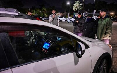 الناشط اليميني المتطرف مردخاي دافيد ومحرضون آخرون يمنعون سيارة رئيس المحكمة العليا الأسبق أهارون باراك من المرور، خارج فعالية نظمتها الحركة من أجل جودة الحكم في إسرائيل في تل أبيب، 28 يناير 2026. (Avshalom Sassoni/Flash90) الناشط اليميني المتطرف مردخاي دافيد ومحرضون آخرون يمنعون سيارة رئيس المحكمة العليا الأسبق أهارون باراك من المرور، خارج فعالية نظمتها الحركة من أجل جودة الحكم في إسرائيل في تل أبيب، 28 يناير 2026. (Avshalom Sassoni/Flash90)
