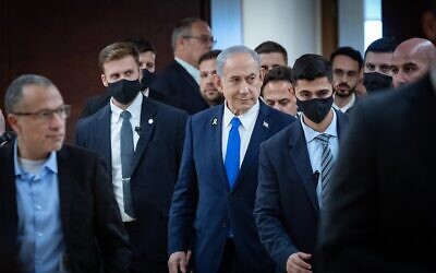 رئيس الوزراء بنيامين نتنياهو يخرج من مكتبه في الكنيست في القدس، 26 يناير 2026. (Yonatan Sindel/Flash90)