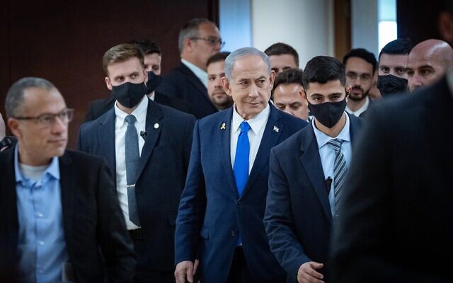رئيس الوزراء بنيامين نتنياهو يخرج من مكتبه في الكنيست في القدس، 26 يناير 2026. (Yonatan Sindel/Flash90)