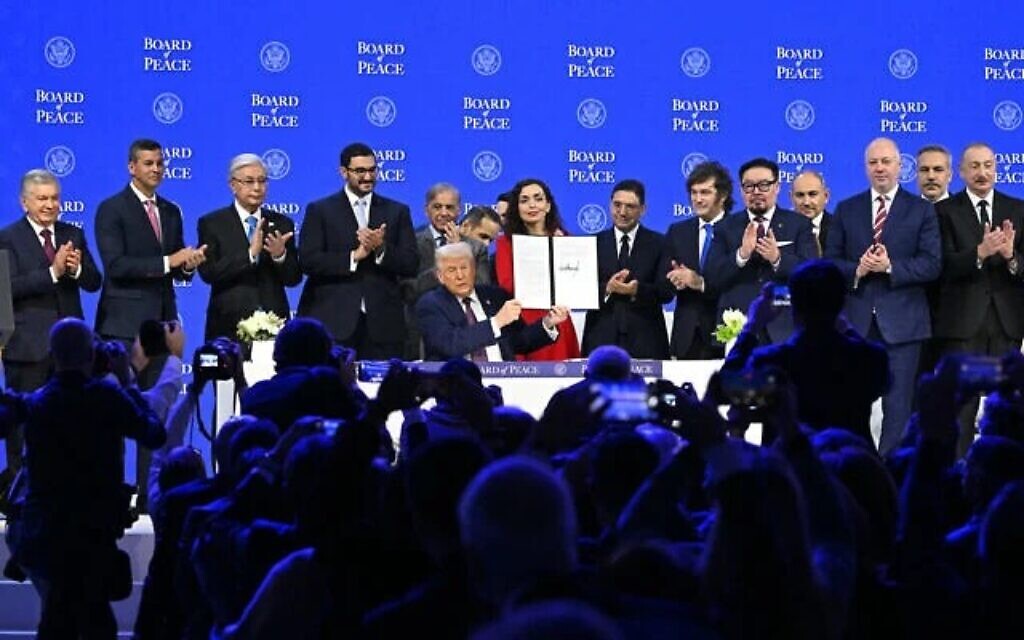 رئيس باراغواي سانتياغو بينا (الثاني من اليسار)، رئيس وزراء باكستان شهباز شريف (الخامس من اليسار)، رئيسة كوسوفو فيوسا عثماني (في الوسط على اليمين)، رئيس الأرجنتين خافيير ميلاي (السادس من اليمين)، رئيس وزراء أرمينيا نيكول باشينيان (الرابع من اليمين)، رئيس وزراء بلغاريا السابق روزن زيليازكوف (الثالث من اليمين)، وزير خارجية تركيا هاكان فيدان (الثاني من اليمين) ورئيس أذربيجان إلهام علييف يقفون مع الرئيس الأمريكي دونالد ترامب (في الوسط) حاملين ميثاق التأسيس الموقع في اجتماع ”مجلس السلام“ خلال الاجتماع السنوي للمنتدى الاقتصادي العالمي في دافوس بسويسرا، 22 يناير 2026. (Fabrice Coffrini / AFP) رئيس باراغواي سانتياغو بينا (الثاني من اليسار)، رئيس وزراء باكستان شهباز شريف (الخامس من اليسار)، رئيسة كوسوفو فيوسا عثماني (في الوسط على اليمين)، رئيس الأرجنتين خافيير ميلاي (السادس من اليمين)، رئيس وزراء أرمينيا نيكول باشينيان (الرابع من اليمين)، رئيس وزراء بلغاريا السابق روزن زيليازكوف (الثالث من اليمين)، وزير خارجية تركيا هاكان فيدان (الثاني من اليمين) ورئيس أذربيجان إلهام علييف يقفون مع الرئيس الأمريكي دونالد ترامب (في الوسط) حاملين ميثاق التأسيس الموقع في اجتماع ”مجلس السلام“ خلال الاجتماع السنوي للمنتدى الاقتصادي العالمي في دافوس بسويسرا، 22 يناير 2026. (Fabrice Coffrini / AFP)