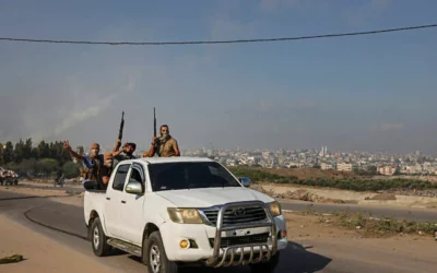 يتجه عناصر حماس نحو معبر إيرز الحدودي بين إسرائيل وشمال قطاع غزة، خلال هجوم الجماعة في 7 أكتوبر/تشرين الأول 2023. ((Mohammed ABED / AFP)