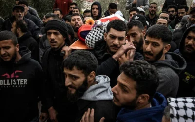 يحمل المشيعون جثمان الفلسطيني الأمريكي نصر الله محمد صيام، 19 عاماً، الذي قتل في 19 فبراير/شباط 2026، والذي يُزعم أنه قُتل برصاص مستوطنين، خلال جنازته في قرية مخماس بالضفة الغربية، شرق رام الله. ( JOHN WESSELS / AFP)