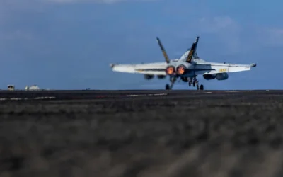 تُظهر هذه الصورة التي وزعتها البحرية الأمريكية طائرة EA-18G Growler وهي تنطلق من سطح حاملة الطائرات USS Abraham Lincoln من فئة Nimitz في المحيط الهندي في 23 يناير 2026. (Mass Communication Specialist Seaman Daniel Kimmelman/US Navy via AP)