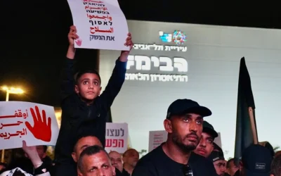 يتظاهر المحتجون ضد ما يرونه إهمال الحكومة للجريمة المنظمة في المجتمع العربي في ساحة "هبيما" في تل أبيب في 31 يناير 2026. (Charlie Summers/Times of Israel)