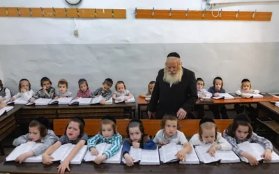 أطفال متدينون في فصلهم الدراسي ("حيدر") في القدس، 25 أغسطس 2025. (Chaim Goldberg/Flash90)