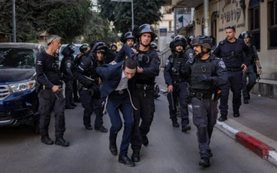 ألقت الشرطة القبض على رجل متدين متشدد خلال أعمال شغب أعقبت اعتداءً على جنديتين إسرائيليتين في بني براك، وسط إسرائيل، في 15 فبراير 2026. (Flash90)