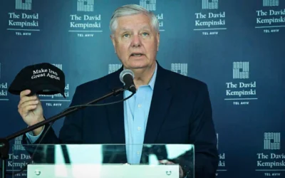 السيناتور الأمريكي ليندسي غراهام يتحدث خلال مؤتمر صحفي في تل أبيب، 16 فبراير 2026. (Avshalom Sassoni/Flash90)