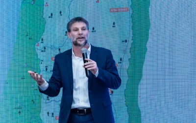 وزير المالية بتسلئيل سموتريتش يتحدث خلال مؤتمر حزبي مع رؤساء المجالس المحلية في الضفة الغربية، في مستوطنة بسغوت، 17 فبراير 2026. (Oren Ben Hakoon/Flash90)