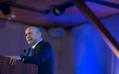 رئيس الوزراء الأسبق نفتالي بينيت يتحدث في مؤتمر رؤساء المنظمات اليهودية الأمريكية الكبرى في القدس، في 17 فبراير 2026. (Yonatan Sindel/Flash90)