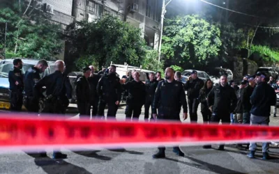 الشرطة في موقع مقتل شخصين رمياً بالرصاص في حيفا، 18 فبراير 2026. (Flash90)