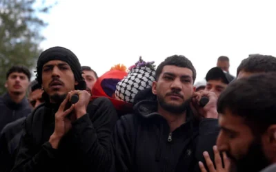 مشيعون يحملون جثمان الفلسطيني الأمريكي نصر الله محمد أبو صيام، 19 عاماً، والذي قيل إنه قُتل برصاص مستوطنين، خلال جنازته في قرية مخماس بالضفة الغربية، شرق رام الله، 19 فبراير 2026. (Flash90)