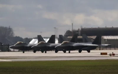 طائرات مقاتلة أمريكية شبح من طراز F-22 شوهدت قبل إقلاعها من قاعدة لاكنهيث التابعة لسلاح الجو الملكي في إنجلترا، في طريقها إلى إسرائيل، 24 فبراير 2026. (@TallGlenn85 on X)