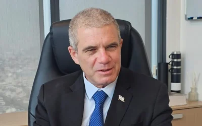 يتحدث غال هيرش، المسؤول الحكومي عن ملف الرهائن، إلى تايمز أوف إسرائيل من مقره في بني براك، في 30 يناير 2026. (Prime Minister's Office)